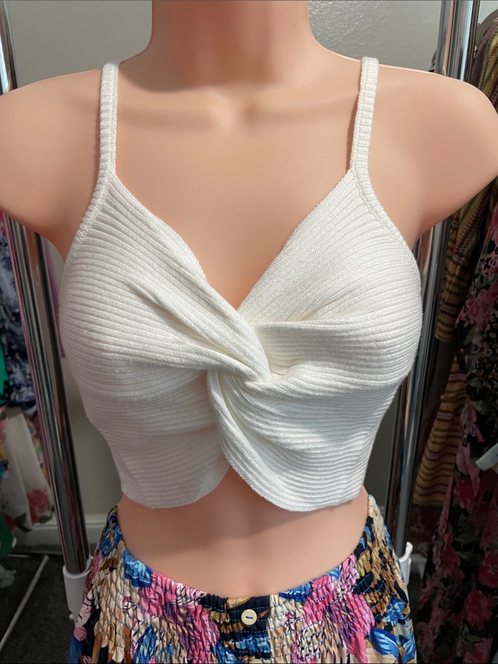 eesome White Ribbed Twist-Front Cropped Cami